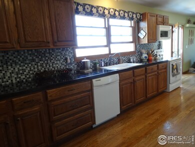 Large kitchen w/hardwood