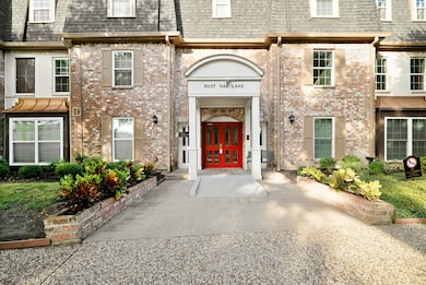 This captivating Condo boasts a grand curbside app