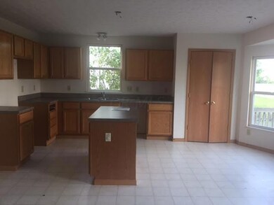 Kitchen & Eat In Area