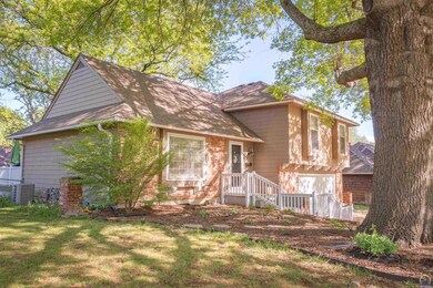 3214 SW MacVicar Ct, Topeka, KS 66611 - photo 2