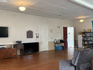 Living Room-Vaulted Ceilings
