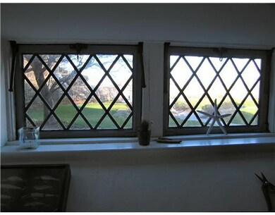 Entry. LEADED PANES IN ENTRY