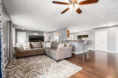4777 Living room : dining area