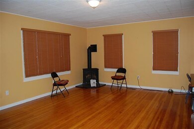 832 NE 10th St, Grants Pass, OR 97526 - photo 3