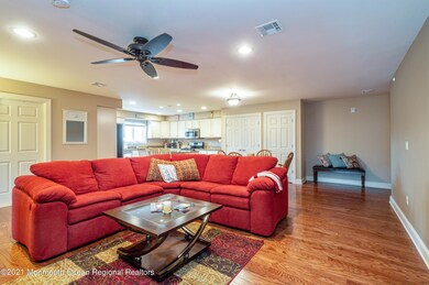 13_1700MainSt209_3003_FamilyRoom_HiRes