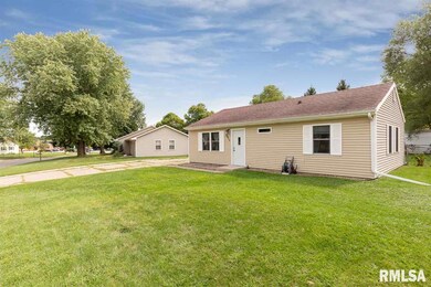 2011 Ridgeview Dr, Davenport, IA 52806 - photo 2