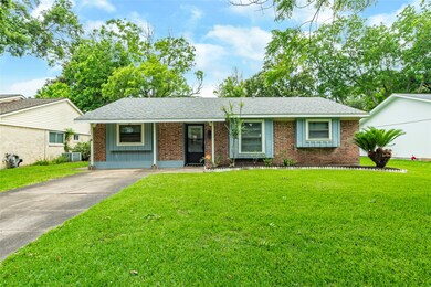 305 Sycamore St, Alvin, TX 77511 - photo 2