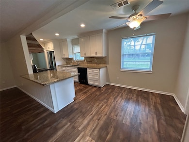Breakfast room waterproof vinyl plank flooring thr