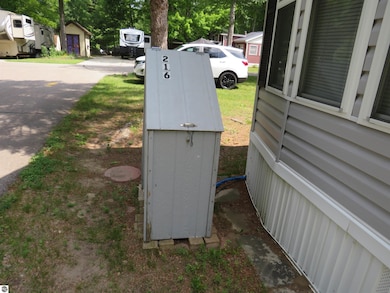 2757 Owens Dr unit 216, Houghton Lake, MI 48629 - photo 4