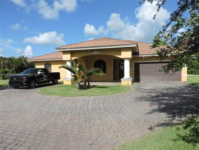 FRONT VIEW OF DRIVE/PORTE COCHERE....