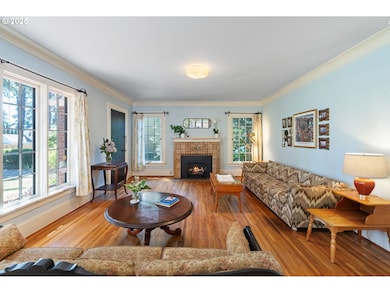 Living Room/Entrance