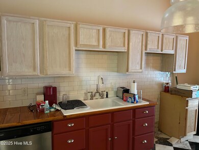 106 W Barrett St, Carthage, NC 28327 - photo 4