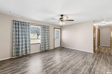 305 W Spring St, Eldridge, IA 52748 - photo 3