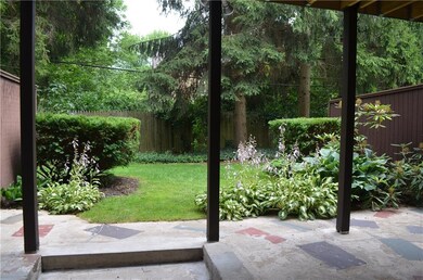 Gorgeous private and spacious back patio.  Excelle