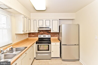 8445 Penshurst Dr unit 605, Springfield, VA 22152 - photo 2