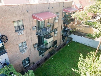 5611 van Cleef St, Flushing, NY 11368 - photo 3