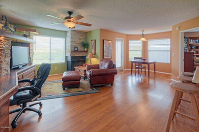 4850 E Desert Cove Ave-large-003-12-Livi