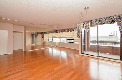 This 8th-floor residence boasts stunning North and
