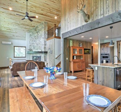 beaver cabin dinning and living room