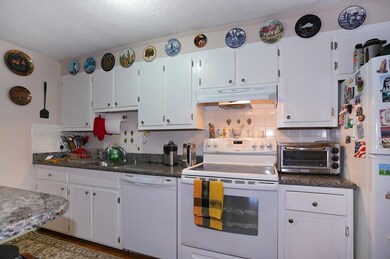 6 Hallmark Gardens unit 5, Burlington, MA 01803 - photo 7