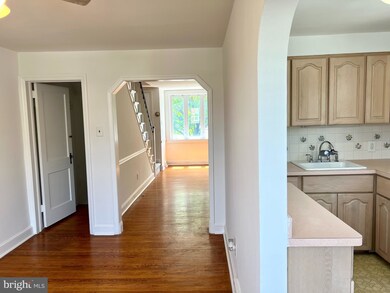 1089 Oakwood Dr, Glenolden, PA 19036 - photo 4