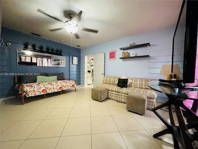 Huge living room w/daybed