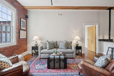 15-411 Bright and cheerful Loving room