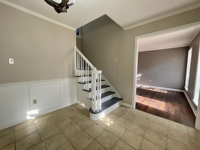 Stairs with a textured ceiling, ornamental molding
