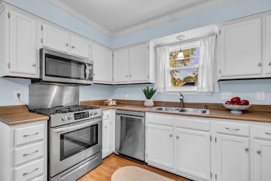 The range is equipped with a gas cooktop and oven.