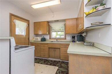 another picture of the kitchen.....