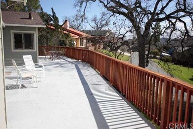 Large deck for entertaining and enjoying the lake 