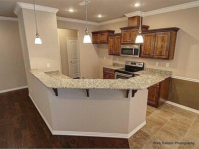 Kitchen. Kitchen/Counter Bar Area. Crown Molding i