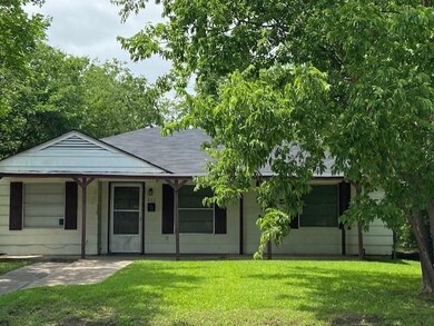 802 SW Dallas St, Grand Prairie, TX 75051 - photo 2