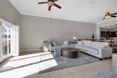 Tile flooring, crown molding, Ceiling fans, 11' ceiling