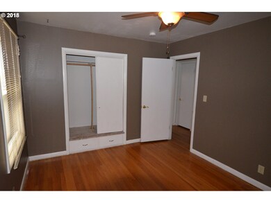 402 W 14th St, the Dalles, OR 97058 - photo 7