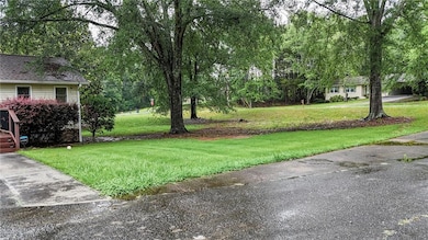 View of grassy yard