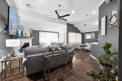 310 Kalmia Dr, Arlington, TX 76018 - photo 5