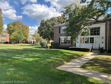 689 E Fox Hills Dr unit 65, Bloomfield Hills, MI 48304 - photo 2