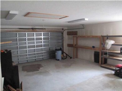 Large Garage s/ Storage