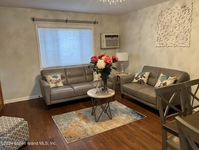 18 Seth Living Room 1