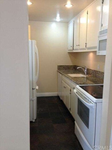 Look at this light, bright kitchen.. did someone s