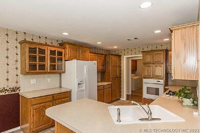 1726 S Broadway St, Skiatook, OK 74070 - photo 7