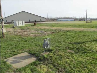 301 E Maple St, Petersburg, IN 47567 - photo 3