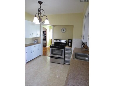 Spacious Eat-in Kitchen with White Cabinetry, Newe