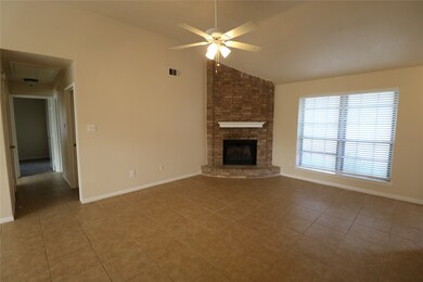 3203 Fox Run Dr, Alvin, TX 77511 - photo 2
