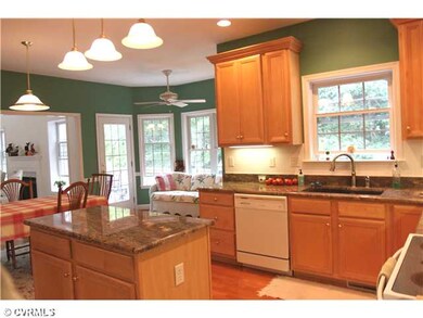 Kitchen - Full eat-in kitchen with ceiling fan & b