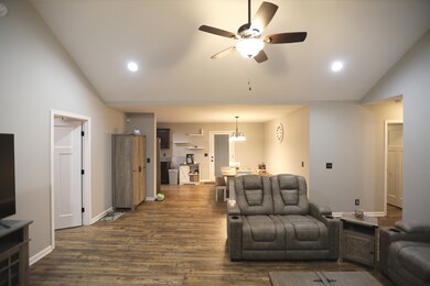 108 E Bomar Ct, Shelbyville, TN 37160 - photo 3