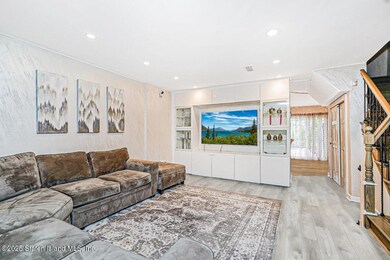 (8) LIVING ROOM
