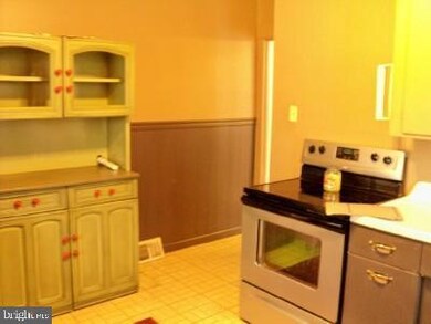 2303 Hoffer Ave, Reading, PA 19605 - photo 4