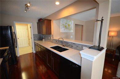 Beautiful upgraded kitchen cabinets, quartz counte